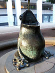 А рядом с фонтаном большая лягушка скульптора Клода Торичини.
