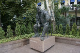 Памятник Юлиану Семенову у отеля «Ореанда» установлен 29 сентября 2012 года.