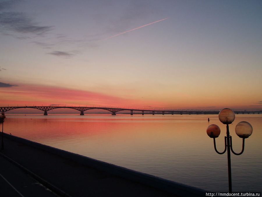 Саратовский мост на момент постройки в 1965 году был самым длинным мостом в Европе (его длина — 2803,7 метра). Восход над Волгой смотрелся впечатляюще.