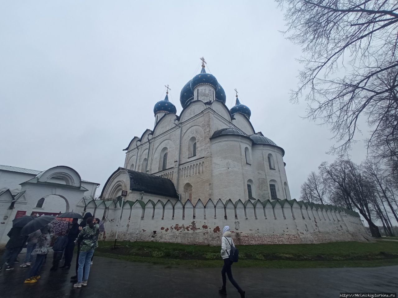 осадки суздаль. апрельский дождь в суздале. художник александр салтовский акварель суздаль. дождь суздаль гтк. осадки суздаль.