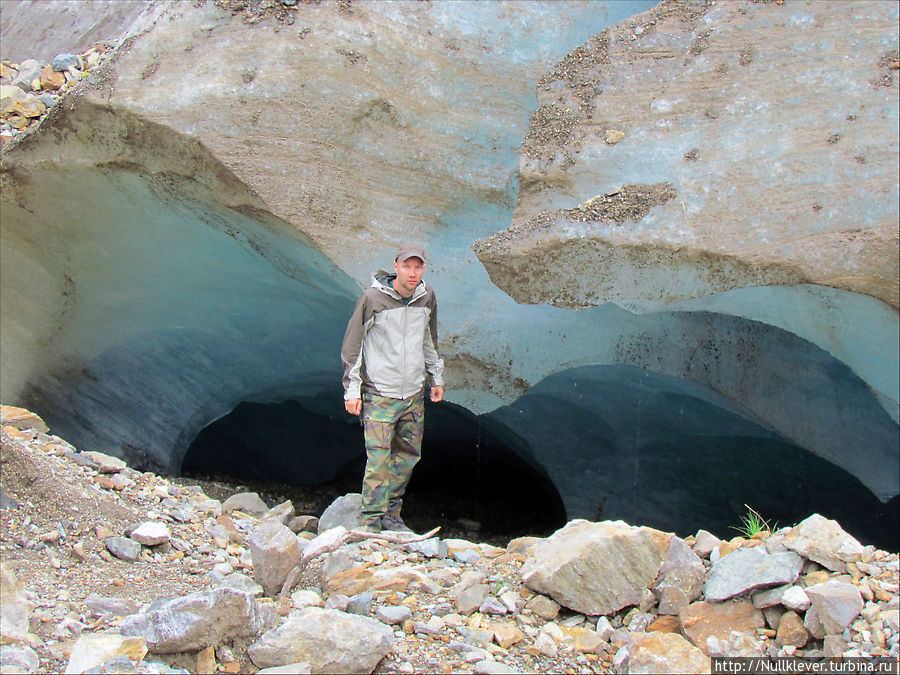 Видел похожие пещеры в Приэльбрусье, но там зайти в них было сложно — они были короткие и камни сверху постоянно сыпались. Домбай, Россия