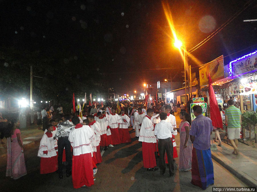 Праздничное шествие по улицам Негомбо- с оркестром, фейерверками, красочной сценкой из жизни Св.Себастьяна на разукрашеных носилках, и толпами поющих прихожан... Шри-Ланка