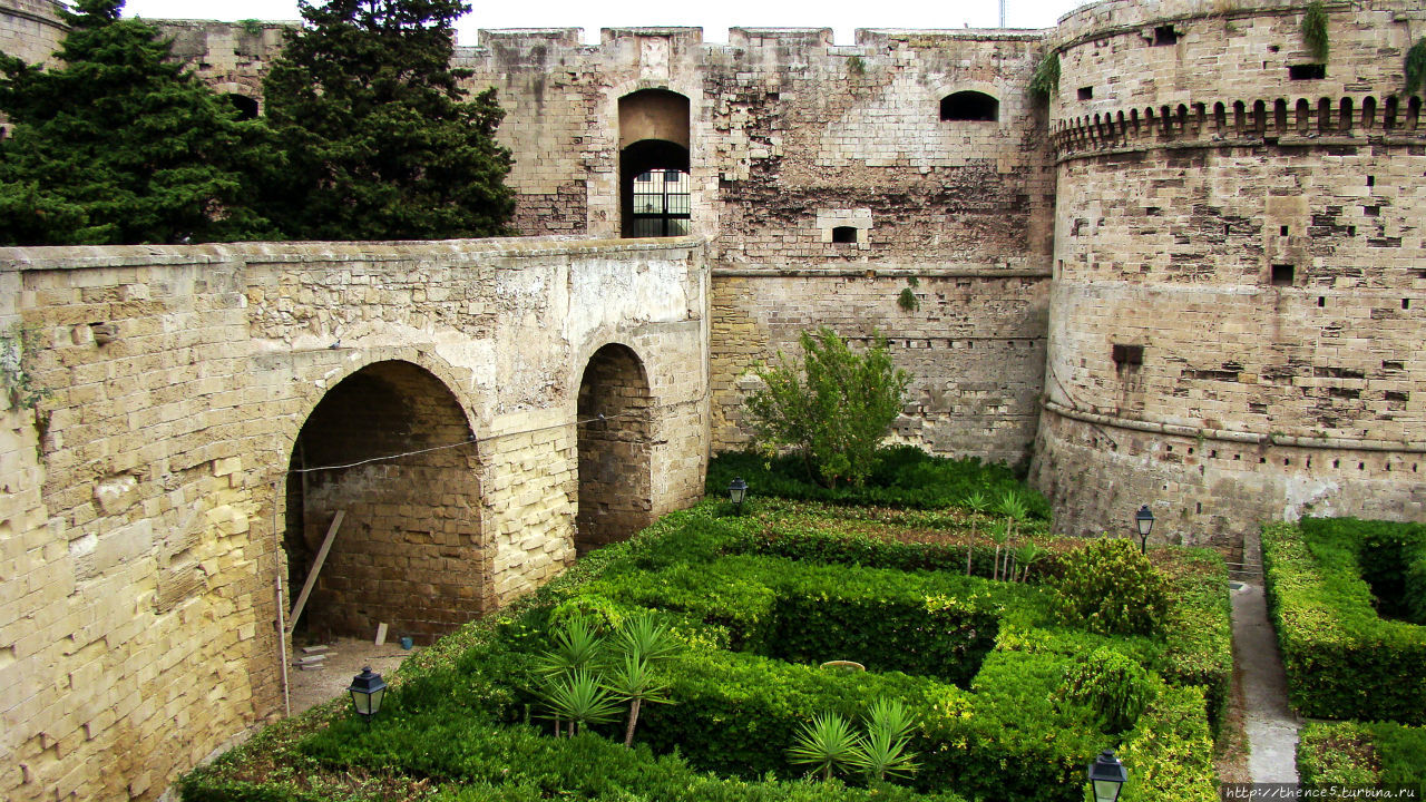 Замок (Castello Aragonese) Таранто, Италия