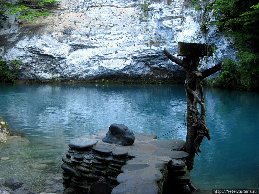 Озеро голубое, удивительно яркого цвета. Как говорят специалисты, дно озера покрыто отложениями минерала лазурита, а вода абсолютно прозрачная.