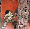 Фрагмент росписи и резьбы по дереву на стенах храма Камасутры