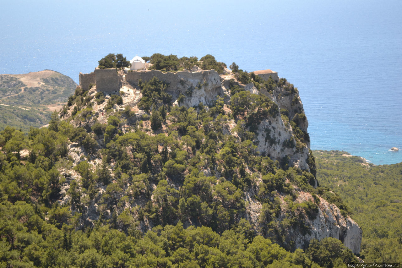 Крепость на скале над морем