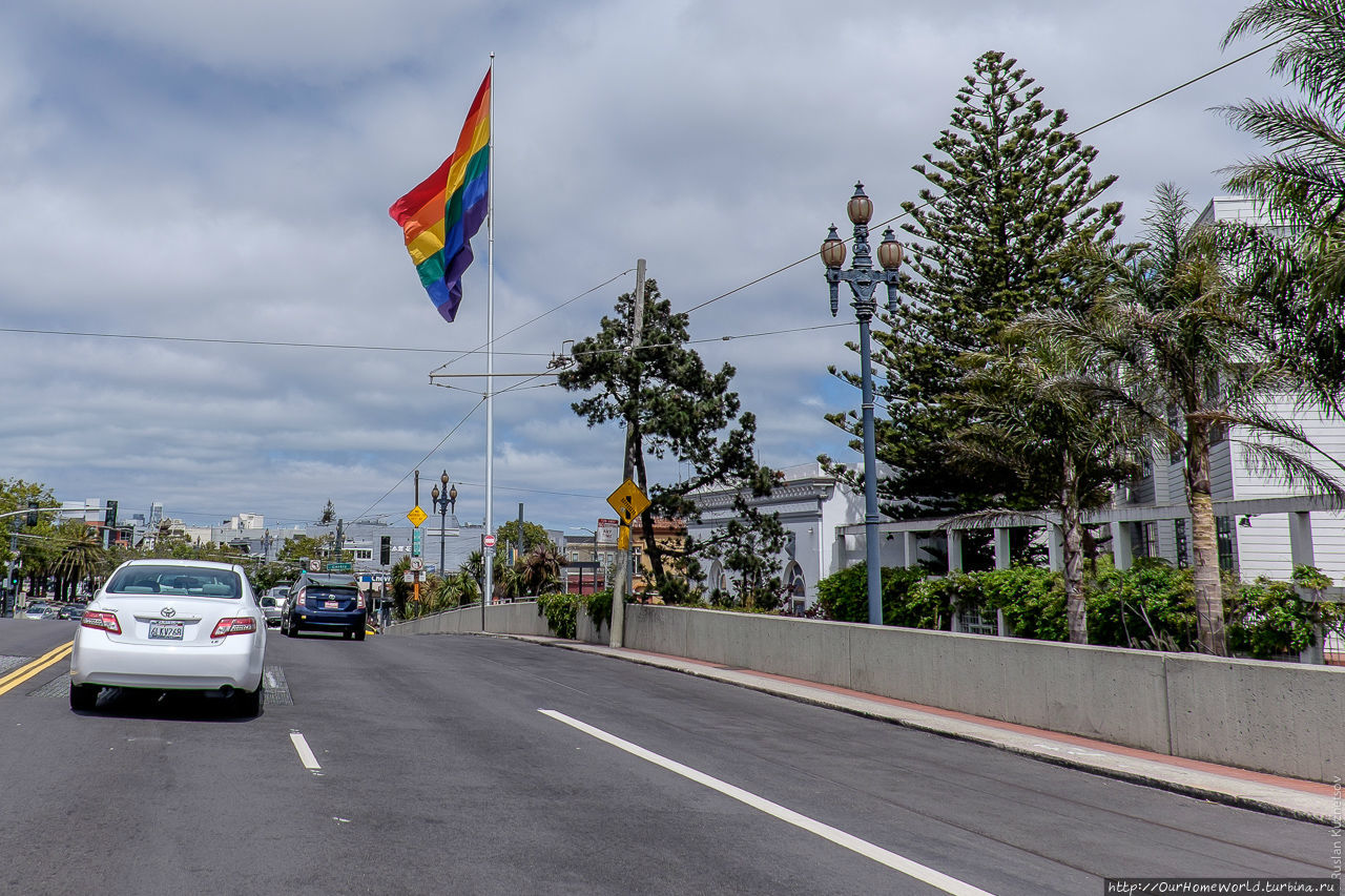 63. На въезде в знаменитый район Кастро нас встречает флаг геев и лесбиянок. Здесь их столица. Сан-Франциско, CША
