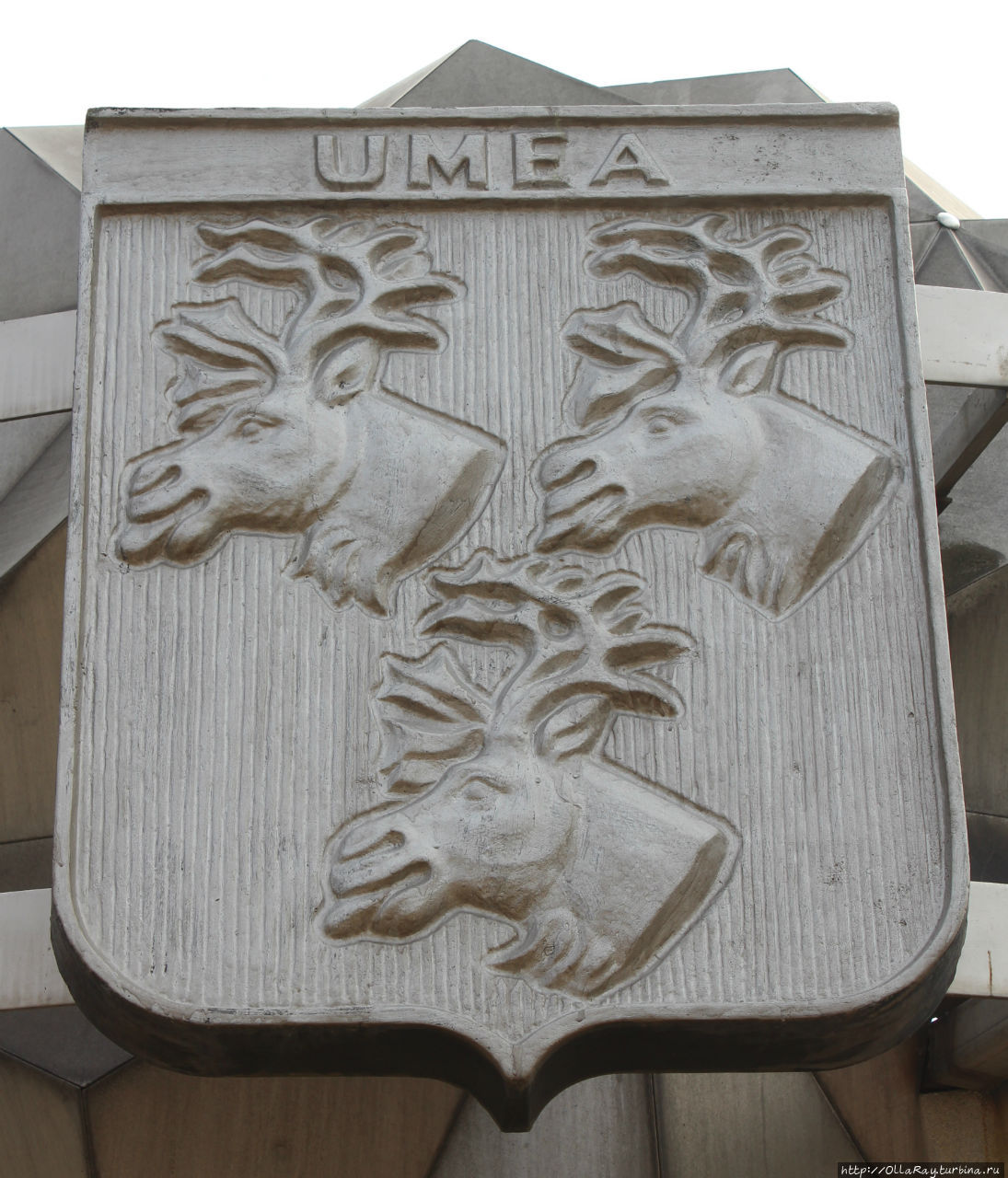 В таком стиле выполнены гербы всех побратимов Петрозаводска, расположенные на Дереве Дружбы Петрозаводск, Россия
