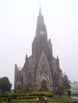 фасад храма в дождливый и туманный день
