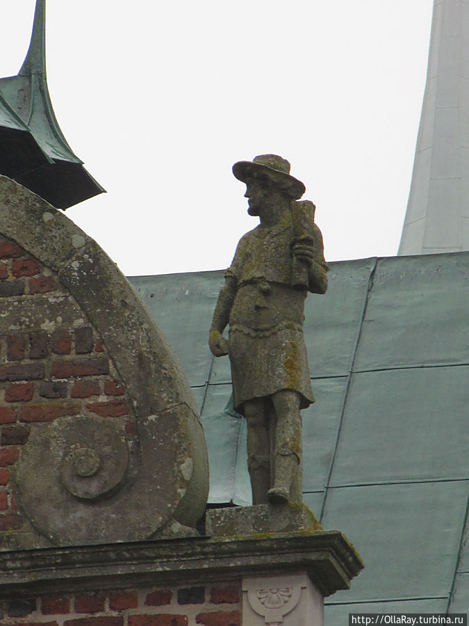 Скульптура на крыше замка.