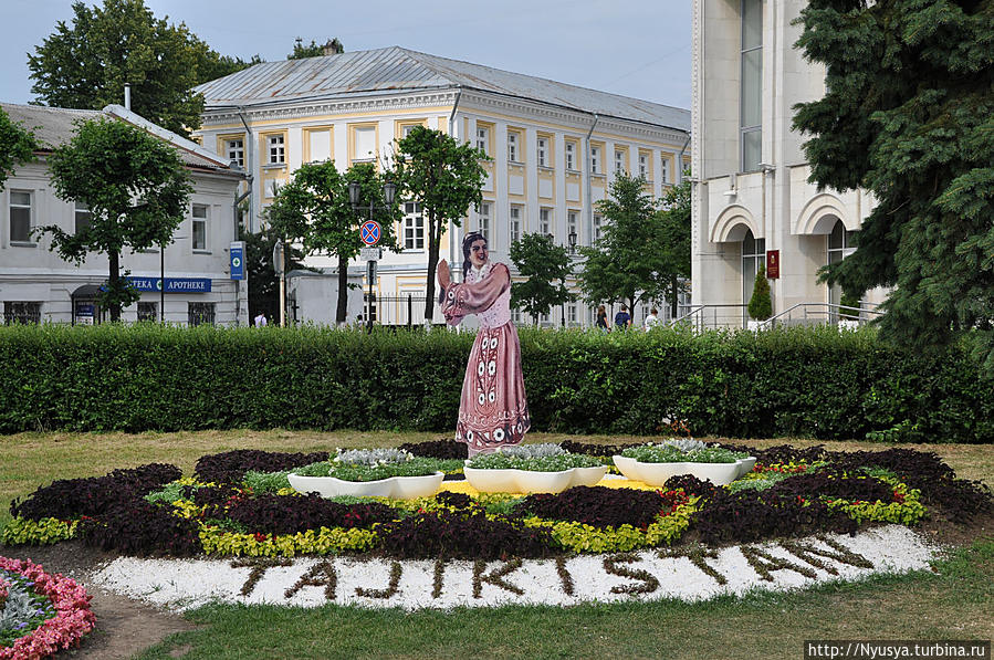 Сквер на ул.Андропова. Цветники 2013 Ярославль, Россия