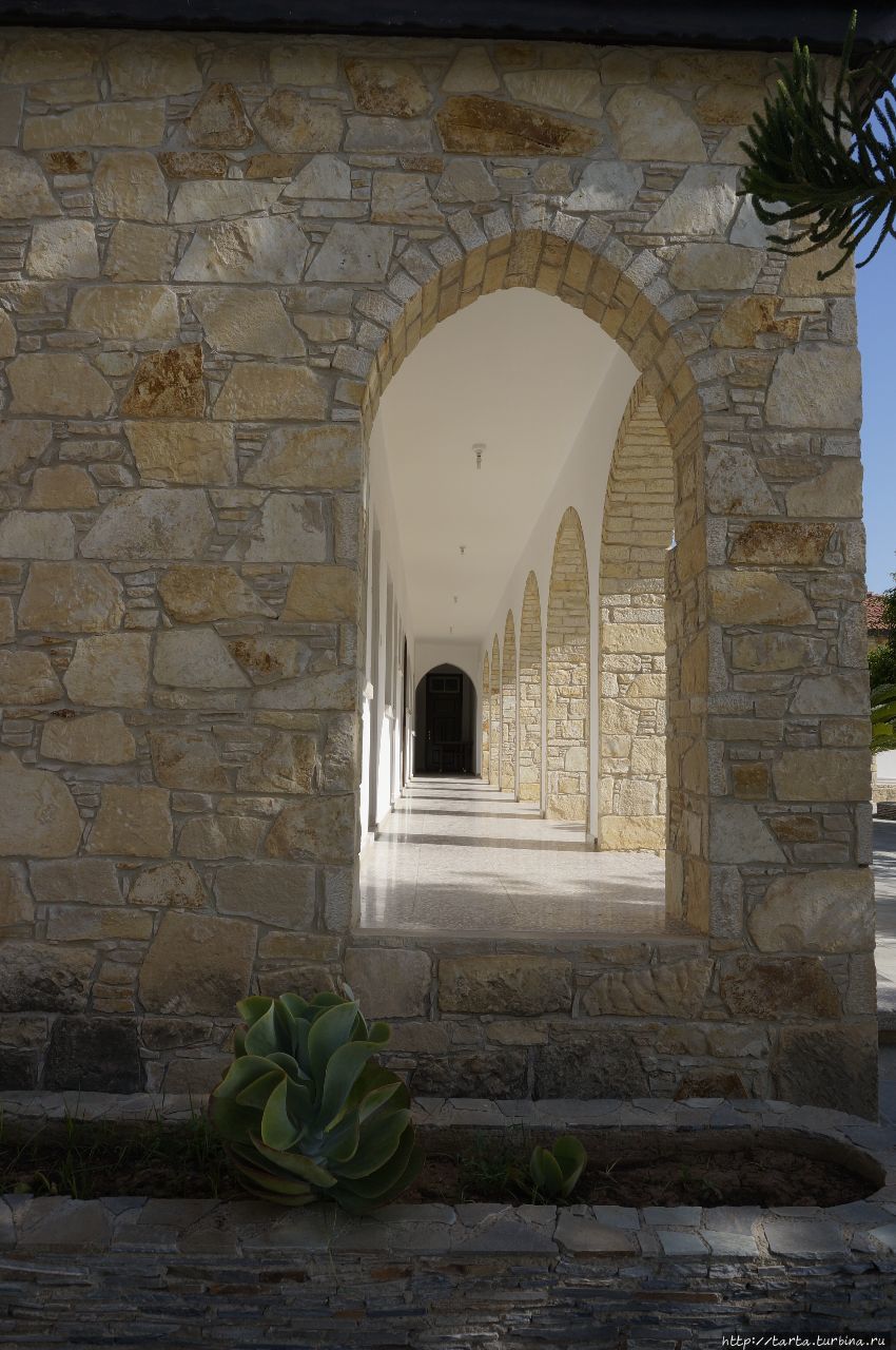 Монастырь со странным названием Агиос Атанасиос, Кипр