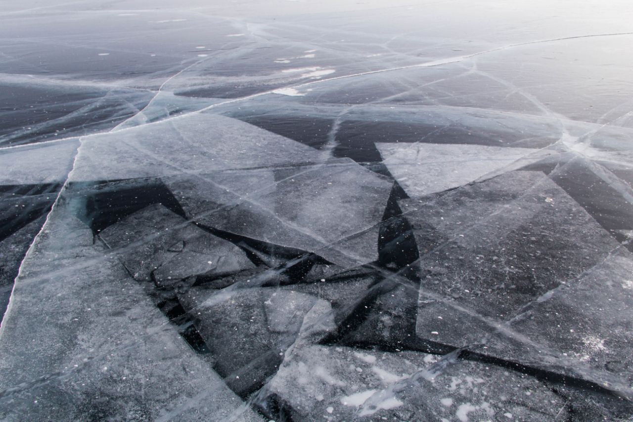 ледяные узоры озеро Байкал, Россия