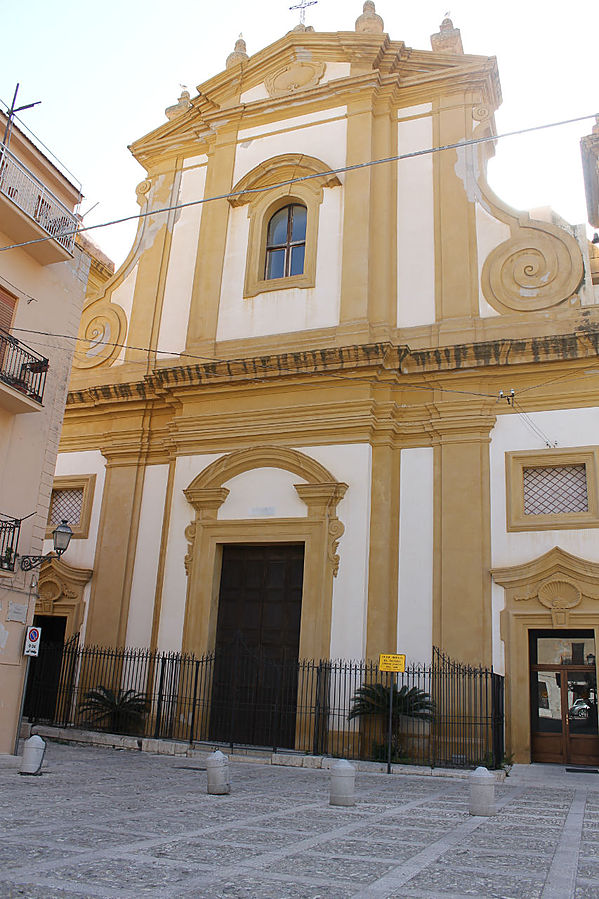собор на главной площади Кастелламмаре-дель-Гольфо, Италия