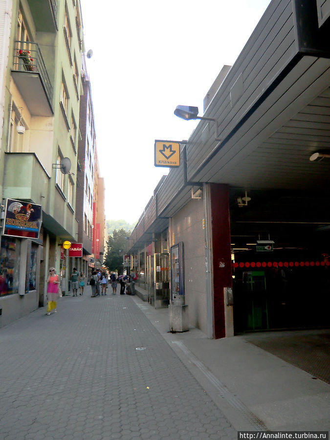 Наш отель Ibis распологался практически в центре города, у метро Krizikova, но мы спокойно и неторопливо доходили до центра пешком минут за 15.
К слову сказать, мы поздно вечером гуляли и в противоположную сторону, к окраинам: проходили ещё две станции метро, дальше становилось страшновато, хоть и по-прежнему атмосферно, как, видимо, в любом районе Праги.