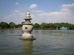 Озеро Сиху (Западное Озеро) – 5,6 кв км. Каменная пагода, имеющая форму тыквы-горлянки (1621 г.)  Высота 2 м