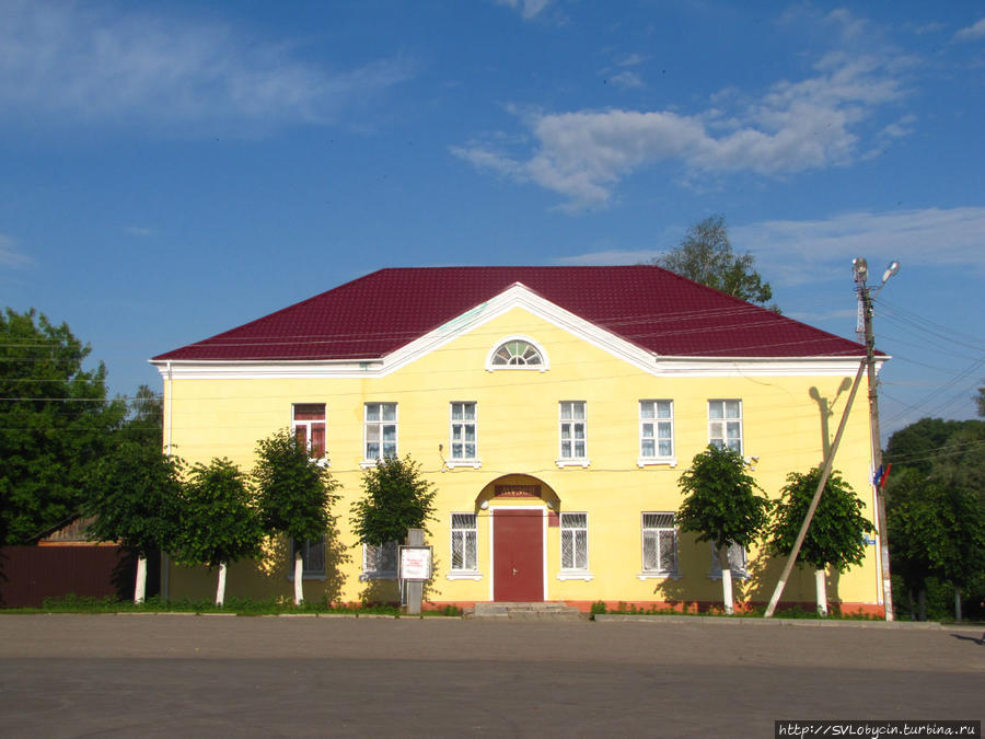 Краеведческий музей в г. Духовщина находится рядом с Мемориалом павших при освобождении города воинов Смоленская область, Россия
