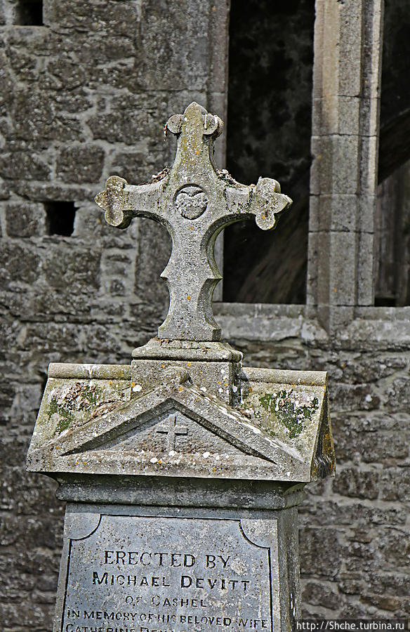 Кельтские кресты в замке Rock of Cashel Кашел, Ирландия