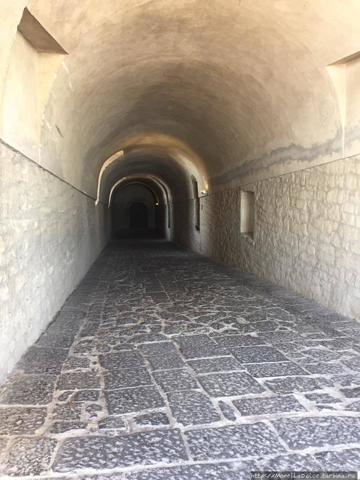 Неаполь: Кастэл  Сант Элмо Неаполь, Италия