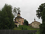 Слева направо: Каменные сени над часовней и крестом преподобного Кирилла ( начало 19 в) , церковь Иоанна Предтечи (1531 и 1534), церковь Сергия Радонежского (1560-1594). Это малый Иванов монастырь.