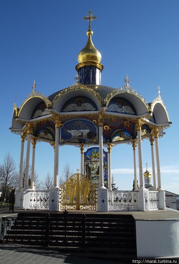 Чудеса Украины. Золотые купола Почаевской лавры Почаев, Украина