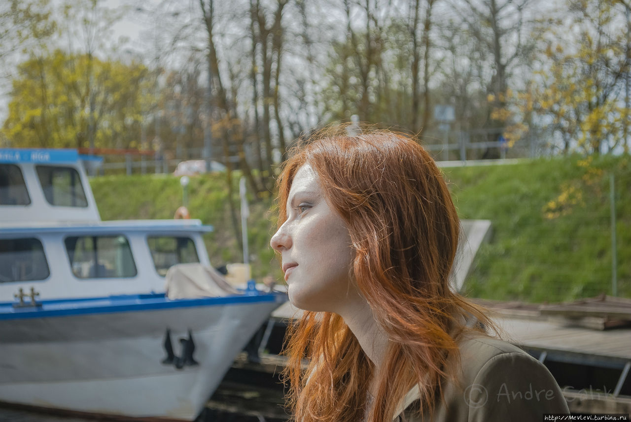 Красивые девушки, лодки, май месяц Рига, Латвия