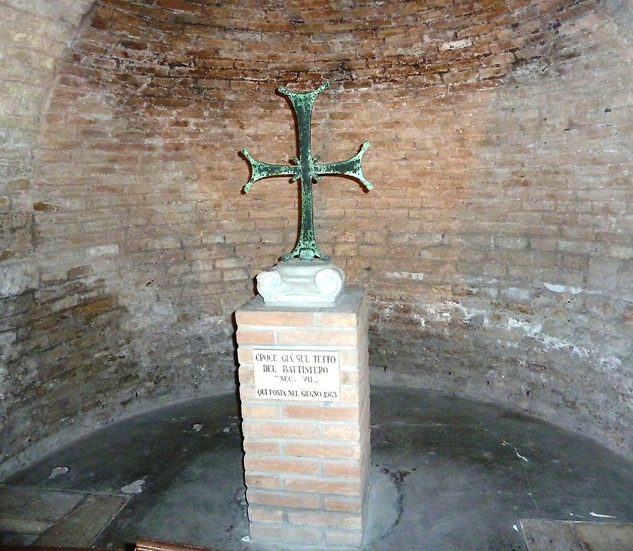Неонианский баптистерий Равенна, Италия