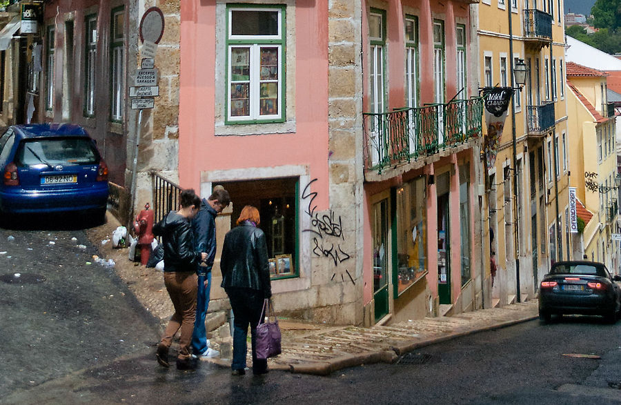 Странно почему об этом нигде не пишут. Это абсолютная уникальность европейской страны. Перемещаться приходится, постоянно глядя себе под ноги. Иначе велик риск. За день это встречается десятки раз. И на улицах и на смотровых площадках и не только собачье. Обратите внимание на узость тротуара и на завалы мусора плюс припаркованная машина на нем. А плитка, кстати, скользкая.