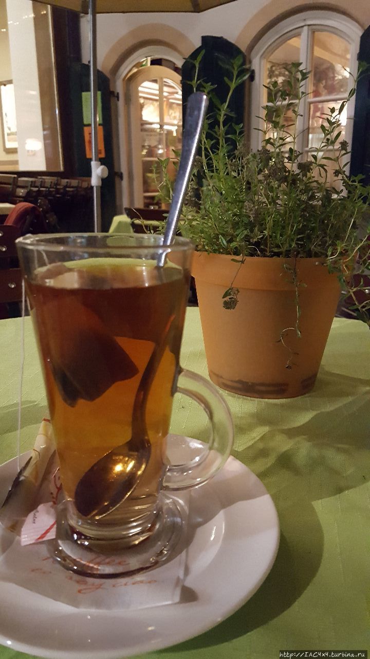Чай в ресторане Zum Eulenspiegel рядом с домом, в котором родился Моцарт Зальцбург, Австрия