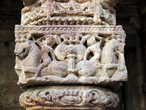 Фрагмент верхней части колонны в галерее Кутуб Минар, взятый из разрушенного индийского храма