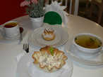 Бульон с фрикадельками, салат оливье, яблочный мешочек и чай с лимоном — 140 рублей
