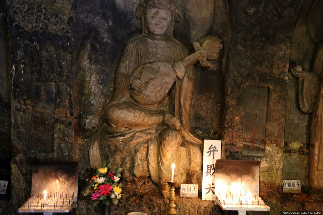 Статуя Бетен-куцу. Покровительница воды и музыки Камакура, Япония