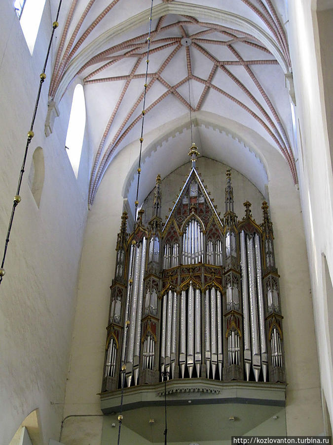 Элегантный орган собора был сделан в Германии в 1842 г. Таллин, Эстония