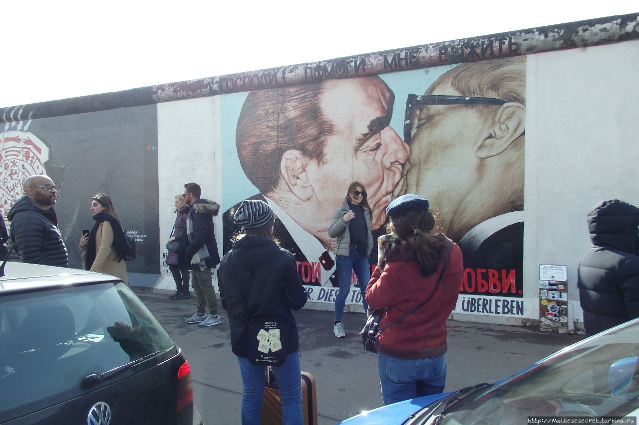 Картина поцелуя Леонида Ильича Брежнева с Эрихом Хонеккером Берлин, Германия