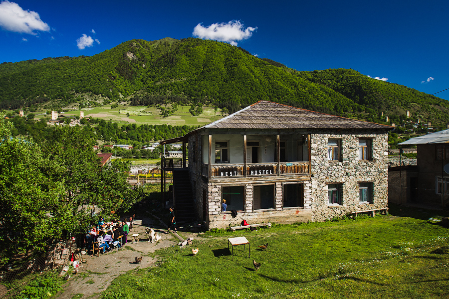 Днем пошли гулять в город.. Осмотреться, где мы вообще находимся:) Вот хостел по-грузински, курочки бегают, все как надо:)