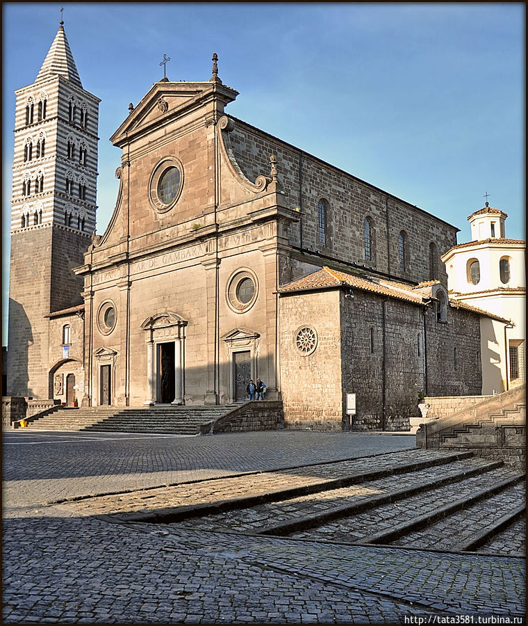 Кафедральный собор святого Лаврентия находится недалеко от Папского дворца на площади Piazza San Lorenzo. Построен в 12 веке в стиле романской архитектуры.