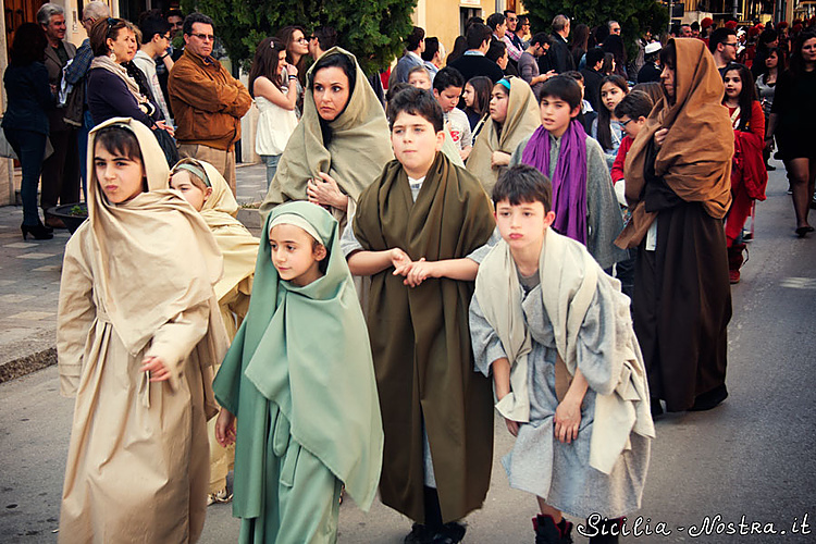 Процессия начинает движен