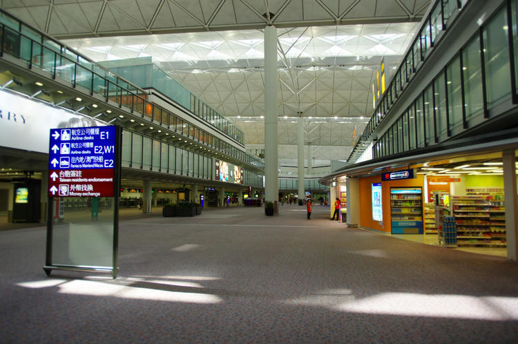 Огромный залы аэропорта Г