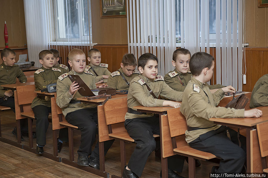 Рассаживаемся на свои места. Прямо, как в обычной школе...
*