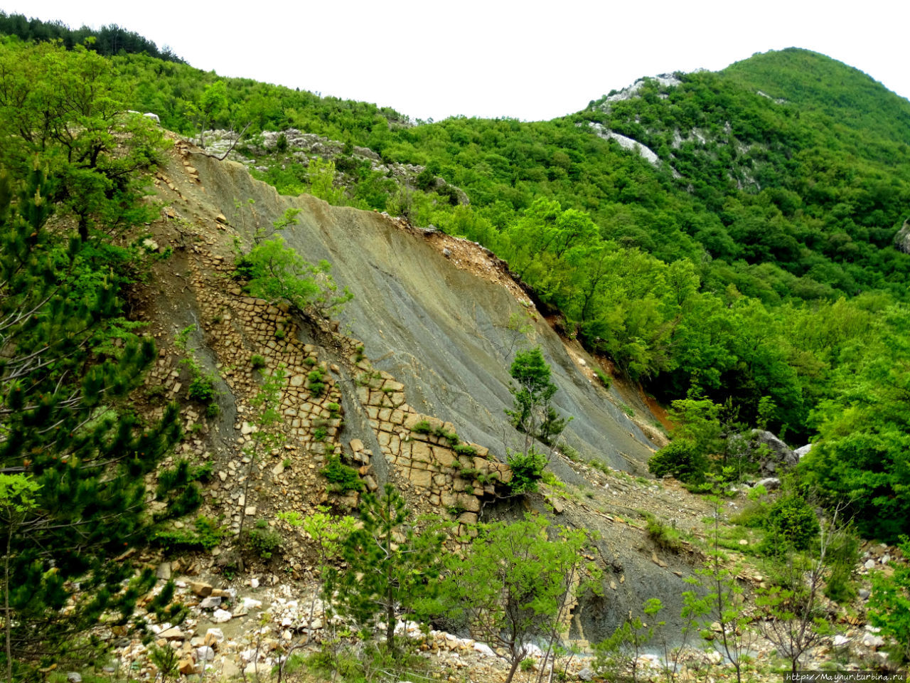 Черногорская  приморская горная тропа. Спуск к озеру...