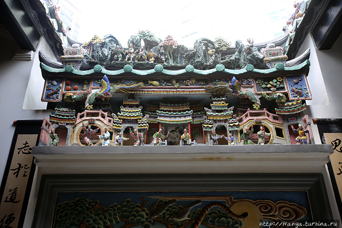 Храм Юэ Хай Цин. Барельеф на крыше храма Сюань Тянь Шан Ди. Фото из интернета Сингапур (столица), Сингапур (город-государство)