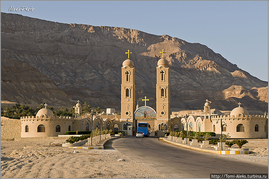 Подъезжаем к внешней стене монастыря, который находится у подножия горы Кузлум...
* Египет