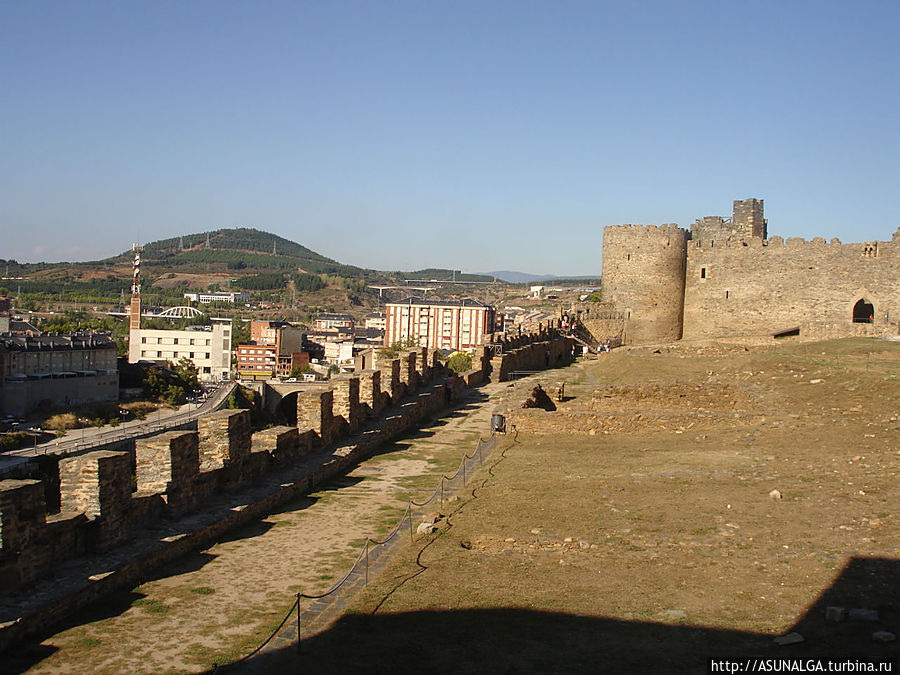 В главном дворе замка. Впереди стоит цитадель — самая укреплённая часть крепости, территория последней надежды, в случае нападения. Понферрада, Испания