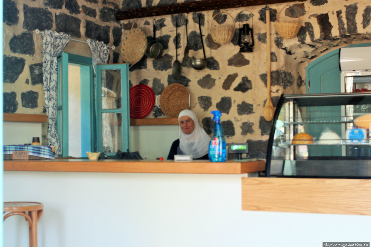 здесь продают сыр и чебуреки. А еще кофе и маслины... Кфар-Кама, Израиль