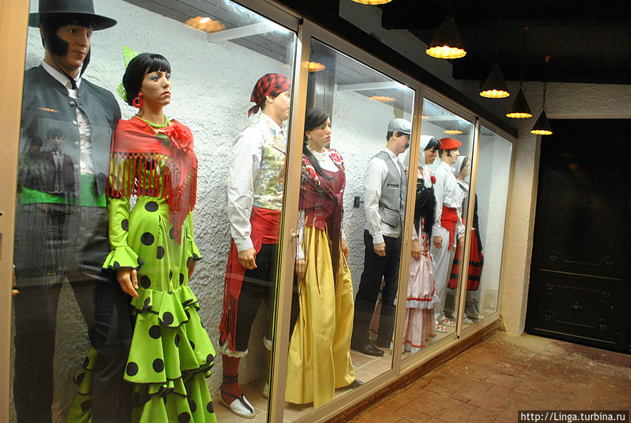 Во втором зале, где размещался алкоголь импортного производства, небольшая выставка национальных каталонских костюмов.