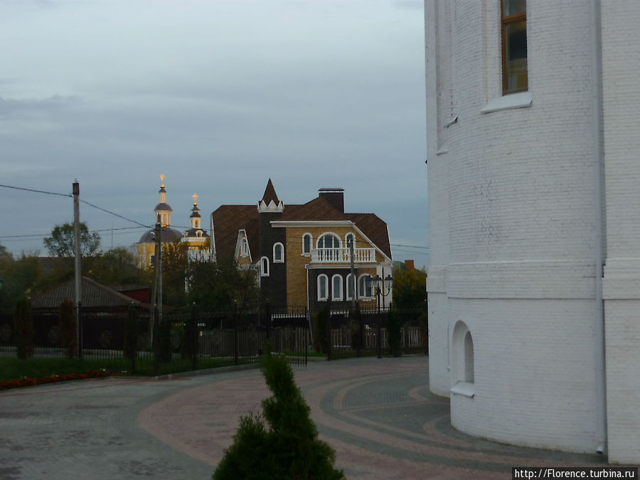 Старое и новое рядом (на заднем плане — бывший кафедральный собор Брянска) Брянск, Россия