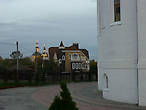 Старое и новое рядом (на заднем плане — бывший кафедральный собор Брянска)