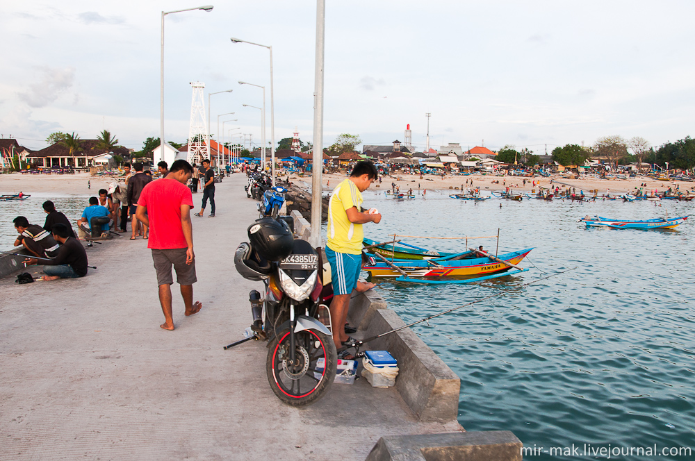 Многие приезжают на побережье с удочками и ловят рыбу с пирса. Джимбаран, Индонезия