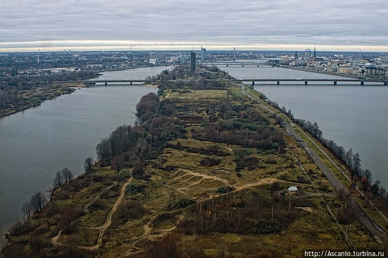 На этой фотографии прекрасно видно расстояние, которое надо пройти. Остановка находится около моста Рига, Латвия