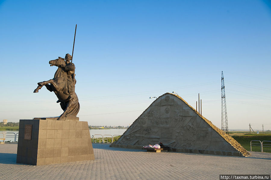 Памятники культуры кургана. Памятник Бакланову Волгодонск. Памятник генералу Бакланову Волгодонск. Курган казачьей славы в Волгодонске. Мемориальный комплекс Курган казачьей славы Волгодонск.